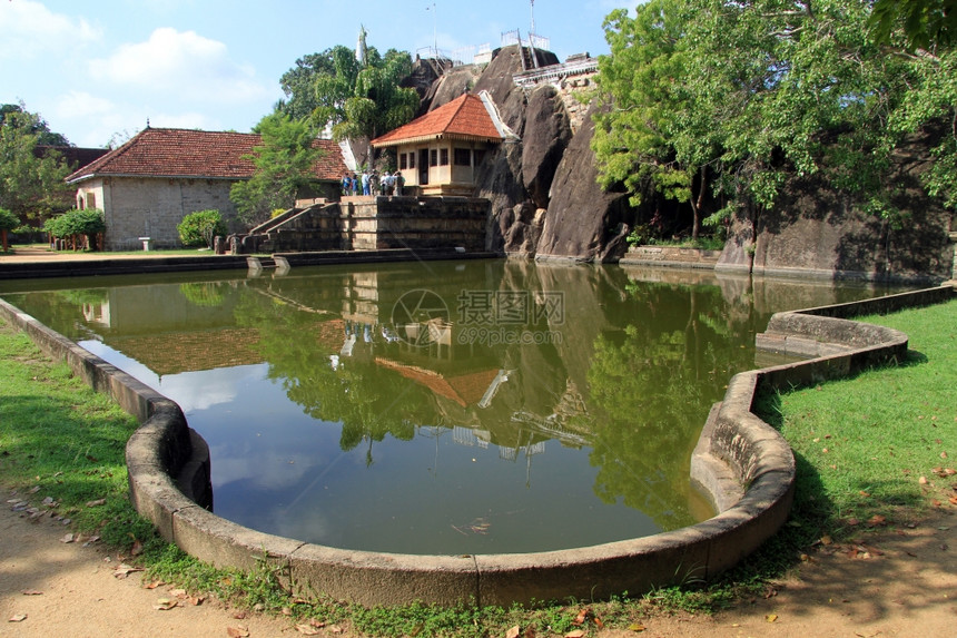 斯里兰卡阿努拉达普拉的池塘和Isurumuniya岩寺图片