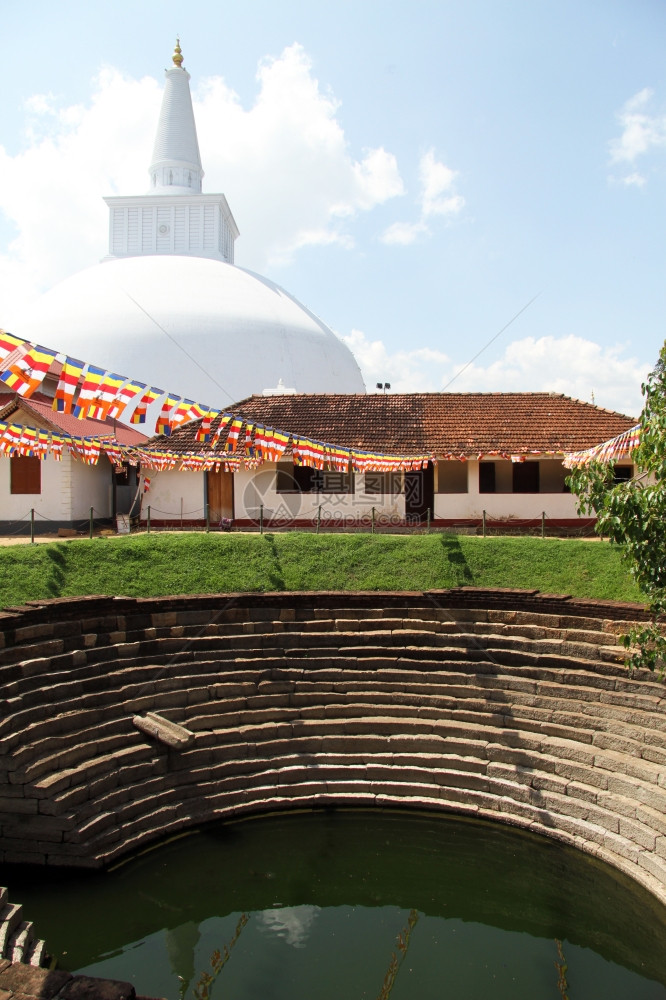 斯里兰卡Anuradhapura佛教修道院的Pond和白石图片