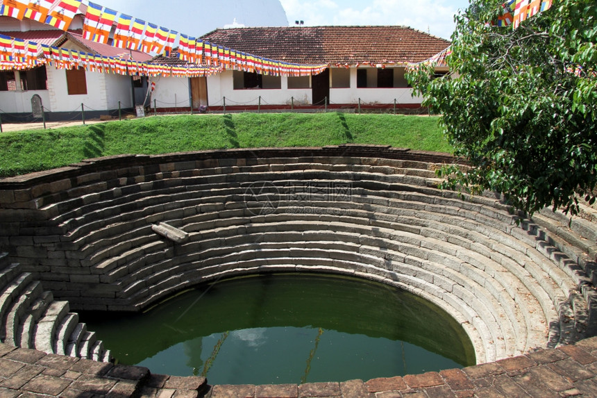 在斯里兰卡Anuradhapura的佛教修道院里用水浇图片