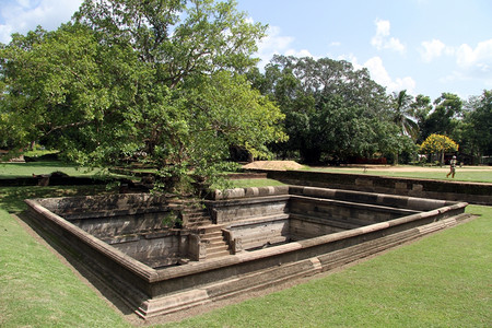 斯里兰卡Anuradhapura修道院的砖池图片