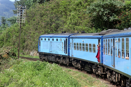 斯里兰卡山区火车上的青年图片