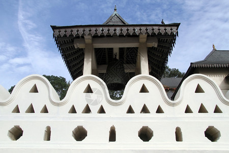 斯里兰卡Kandy牙寺带有铜铃的塔图片