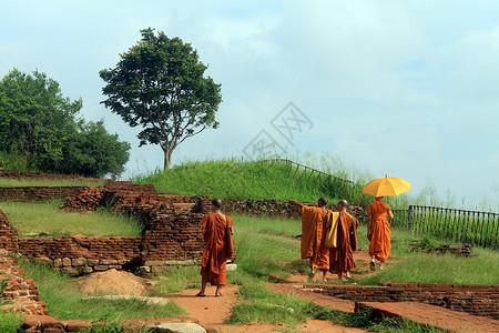 斯里兰卡Sigiriya的僧侣和废墟图片
