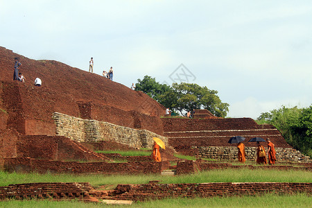 斯里兰卡Sigiriya山顶废墟上的和尚图片