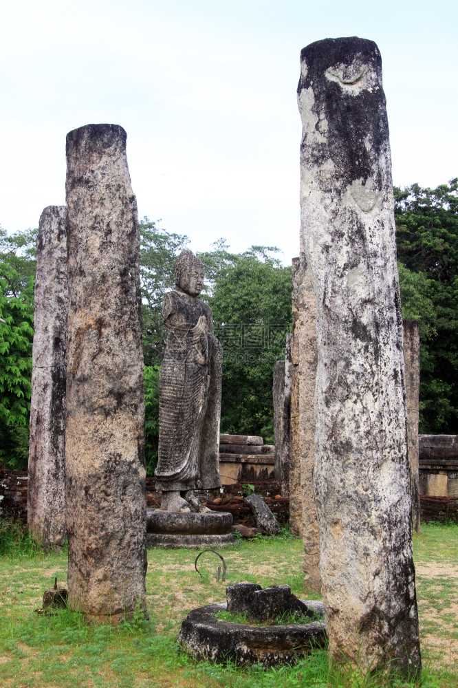 斯里兰卡波隆纳鲁瓦阿塔达奇和佛像的废墟图片