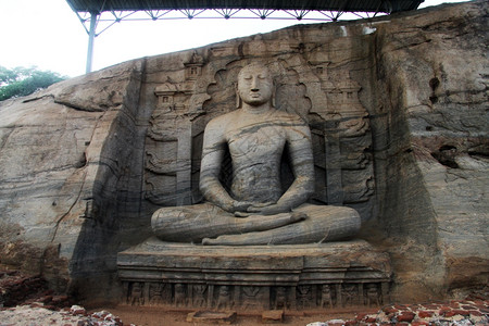 坐在屋顶下的佛陀在加尔维哈拉在波隆纳鲁瓦斯里兰卡图片