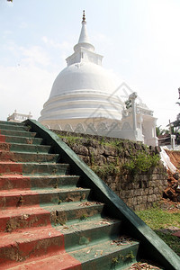 斯里兰卡BeruwalaSapugoda寺庙的楼梯和白色高塔图片