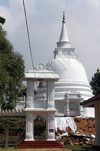 斯里兰卡BeruwalaSapugoda寺的白石塔和钟图片