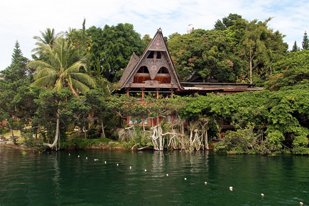 印度尼西亚Samosir岛上的传统Batak房屋高清图片