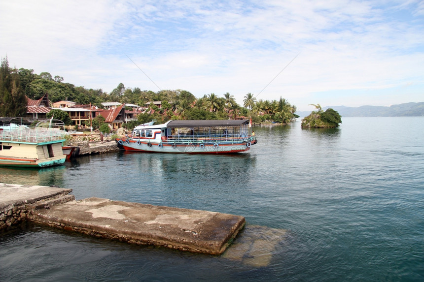 印度尼西亚Samosir岛TukTuk码头附近的渡船图片
