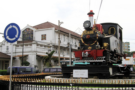 印度尼西亚万隆火车站附近的广场上旧车厢背景