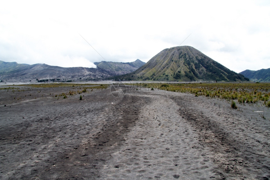 通向印度尼西亚博托克和布罗莫火山的道路图片