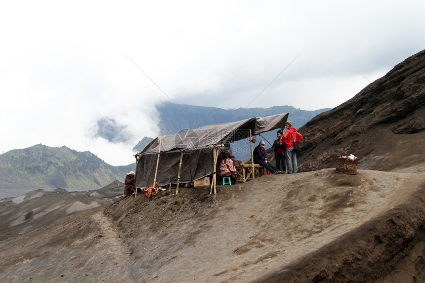 印度尼西亚Bromo火山坡上布置有摊位的帐篷图片
