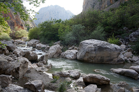 土耳其喀山卡亚峡谷河中的博尔德人背景图片