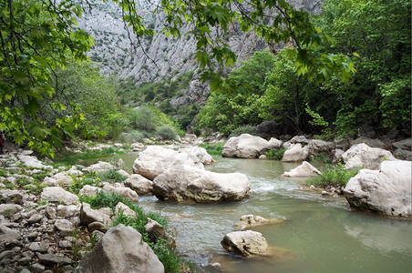 土耳其喀山卡亚峡谷河中的博尔德人背景图片