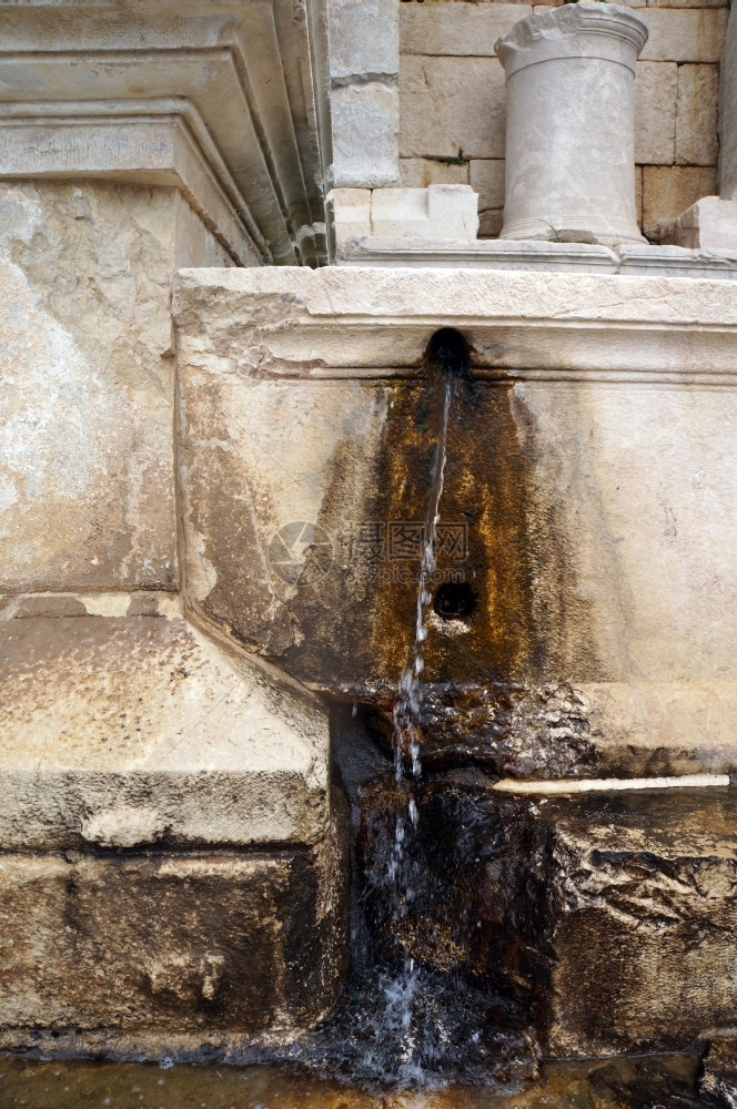 土耳其萨加拉索的Nimfenum喷泉水图片