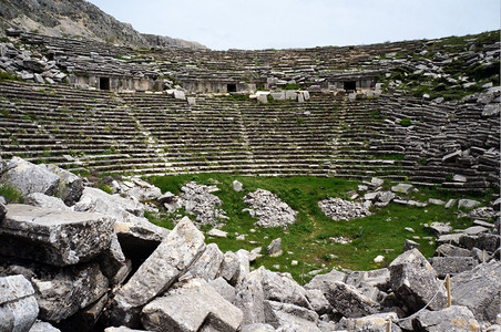 土耳其萨加拉索斯古老剧院的废墟图片