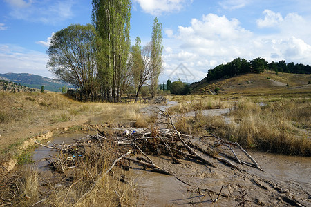 土耳其河中的脏水背景图片