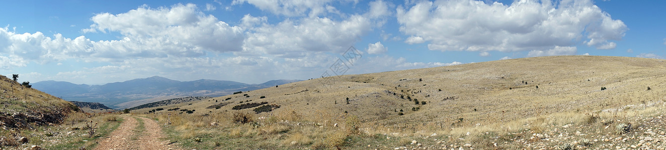土耳其的泥路和山丘图片