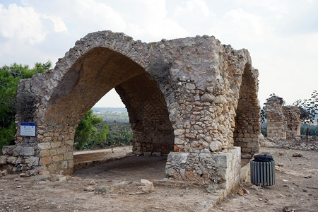 以色列ZikhronYaakov附近废墟上的大拱门图片