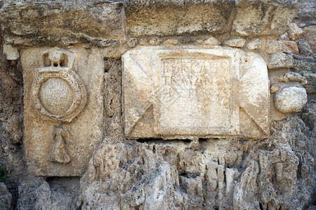 以色列境内凯萨里亚附近水道墙上的罗曼军团仿真图片