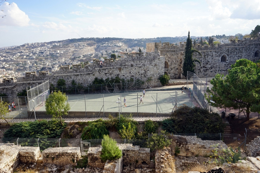 以色列耶路撒冷OLD城古墙附近的体育场所图片