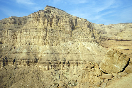 以色列内盖夫沙漠MakhteshKatan坑大石头背景图片