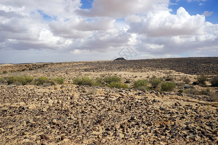 以色列天空上的石头沙漠和云图片