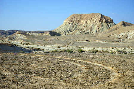 以色列内盖夫沙漠的铁轨图片