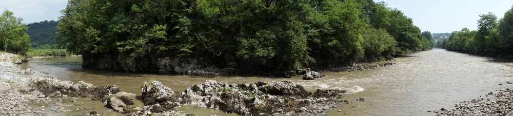 GavedePau河和树木全景图片