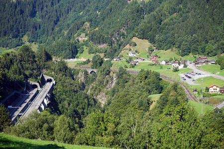 瑞士山区公路铁和村庄图片