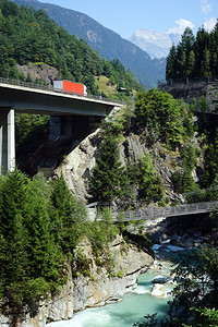 瑞士河上两座桥梁的卡车和两座桥梁图片
