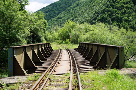 塞尔维亚靠近山区的铁桥和路图片