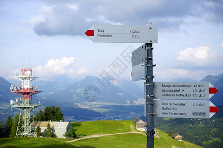 在利赫滕斯坦省徒步路迹标志和手机天线图片