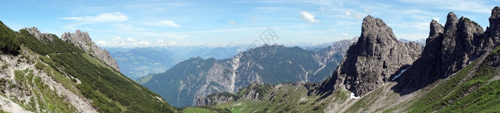 利赫滕斯坦山丘坡足迹的全景图片