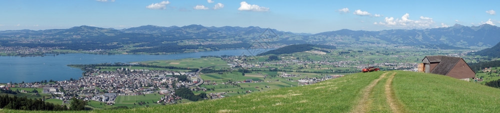 瑞士农场田地和苏黎世湖的全景图片