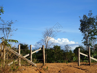 老挝有铁丝和云的围栏图片