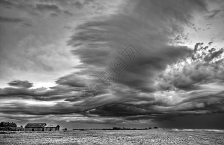 加拿大草原地区暴风雨下荒废的农场天空高清图片素材