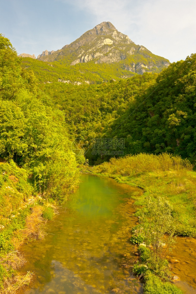 意大利多洛米特山区河图片