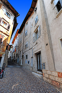 Chianti地区有旧楼的窄巷图片