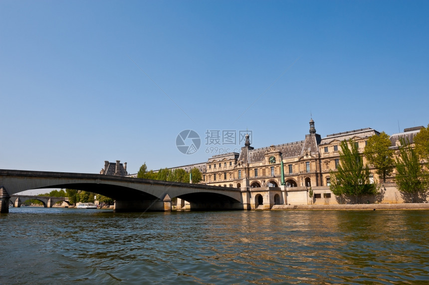 来自塞纳河的卢浮宫视图图片