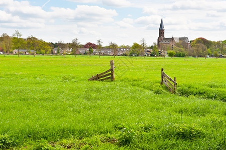 荷兰小城郊外草地图片