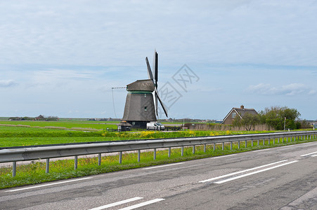 荷兰高速公路上的老风车背景图片