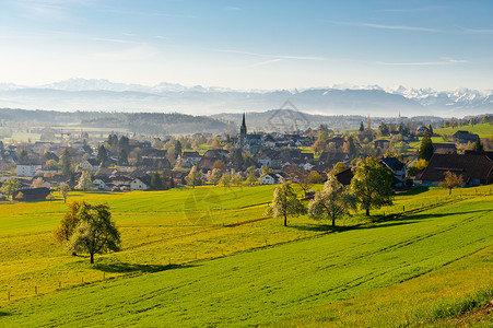 由梅多斯环绕的瑞士小城镇环绕图片