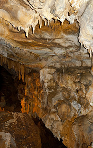 深暗洞穴中的石灰岩和斯塔拉格米石图片