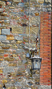 反石墙的旧玻璃灯图片