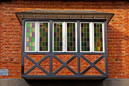 比利时市有彩色玻璃的海湾窗口背景图片