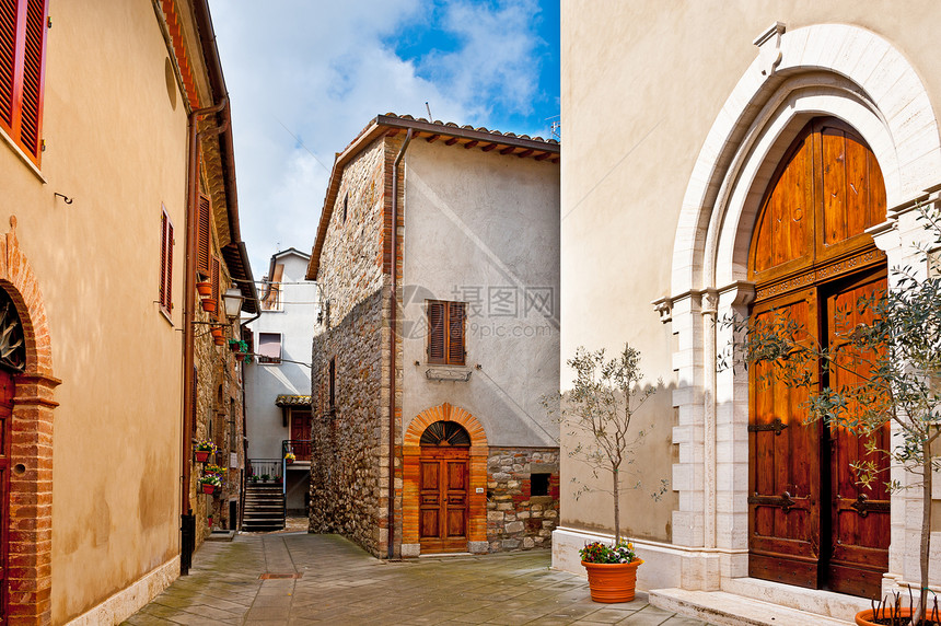 意大利Doglio市与旧楼的窄巷图片