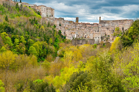 中世纪意大利城镇索拉诺被雨天中的山群包围图片