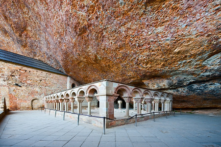 西班牙阿拉贡皇家修道院上的大岩石图片